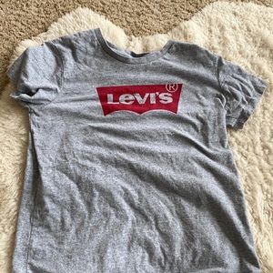 Levi’s grey tee